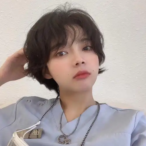 女生超短发烫发