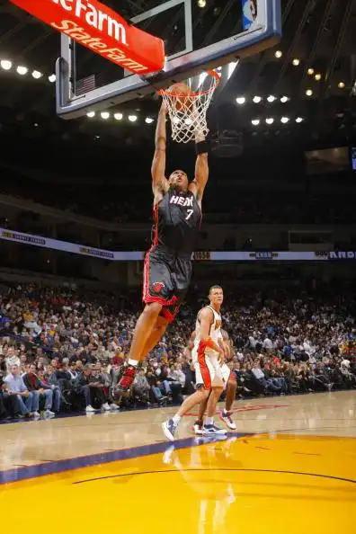 图文nba常规赛热火vs勇士马里昂快攻扣篮