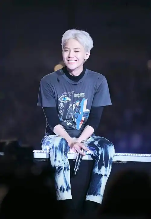 当天权志龙一身灰色西装内搭条纹绣花衬衫,戴着黑色线帽,明明整个是有