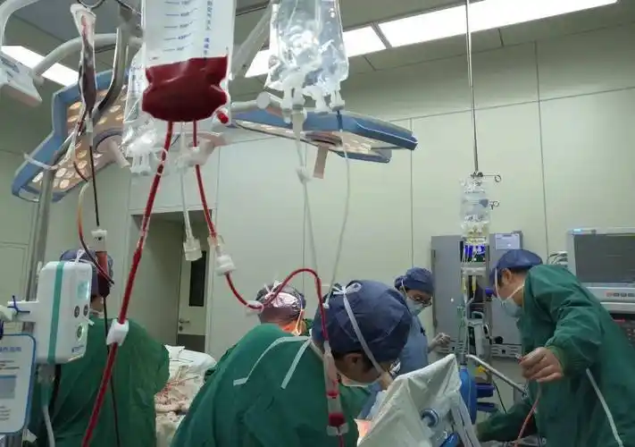 火速抢救深夜三位大出血产妇接连被送进手术室