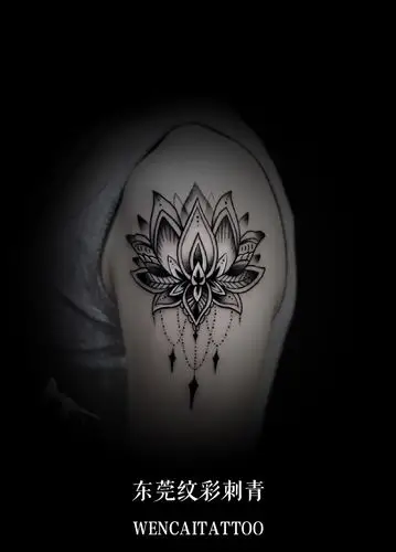 东莞的穆小姐大臂莲花点刺纹身图案