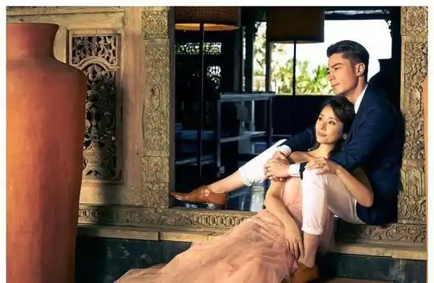 林心如和霍建华出街背爱马仕包包t恤牛仔裤这才是低调的奢华