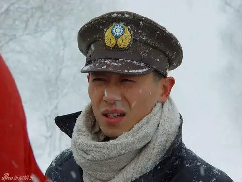 高清:《远去的飞鹰》热拍 朱亚文身着美式军装酷帅_高清图集_新浪网