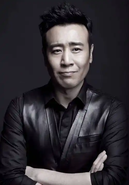 于和伟:和小14岁女星传绯闻,结发妻子也是演员,不是杨童舒_宋林静