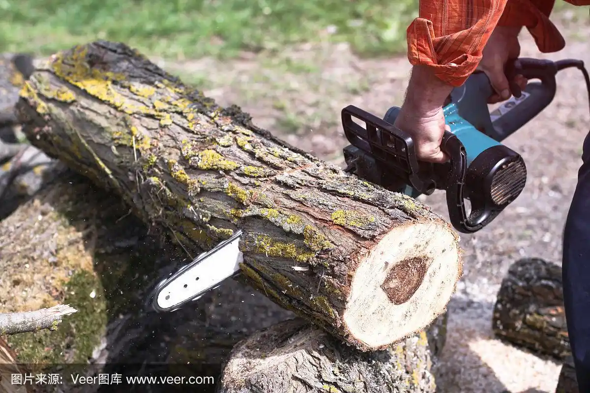一个人用电锯锯木头.建筑和木材.股票的背景,照片.