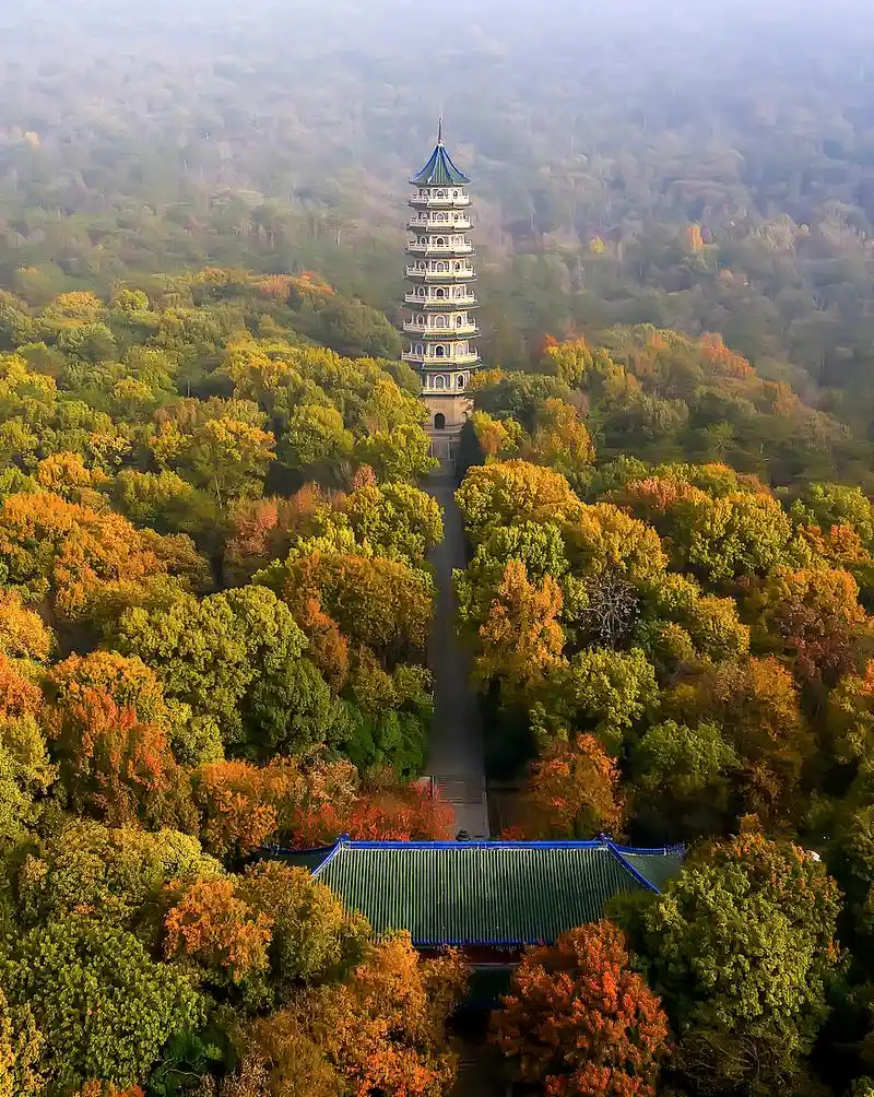 南京紫金山旅行指南:  一,景点介绍 紫金山,又名钟山,位于江苏省南京