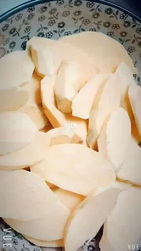 1,200g红薯切片蒸熟.