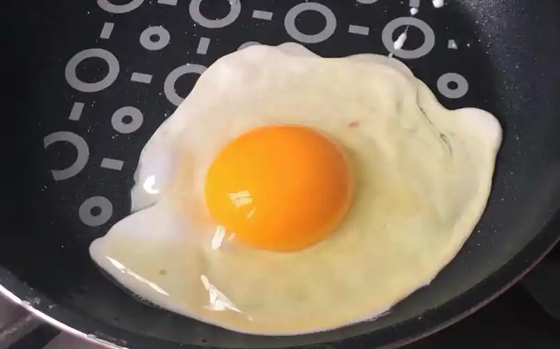 【溏心煎蛋】-超简单的糯叽叽八分熟单面煎蛋_哔哩哔哩 (゜-゜)つロ