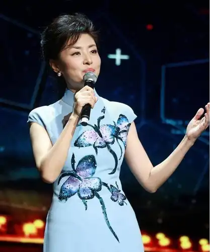 前著名央视主持人,离开央视3年后竟肿成大妈,她究竟经历了什么