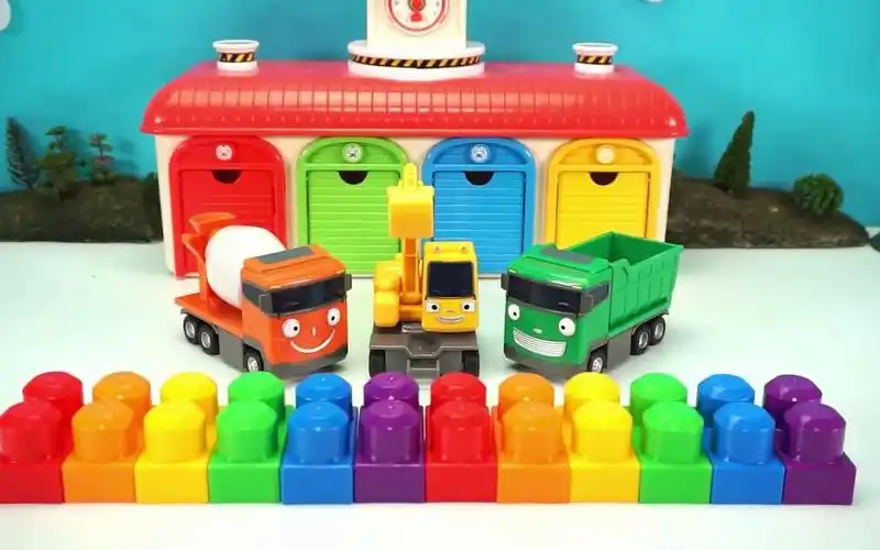 宝宝巴士 搅拌车翻斗车帮助机甲战士 看机甲战士长什么样子的