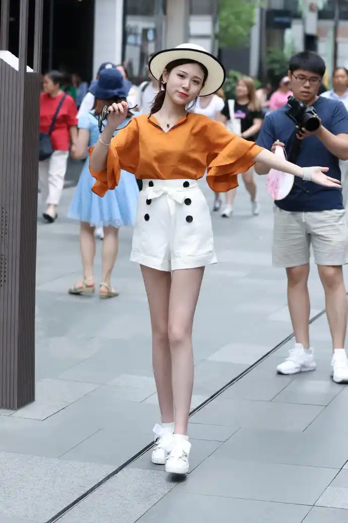 街拍:第二位美女身穿露肩包臀裙,性感火辣,走在街上很惹眼