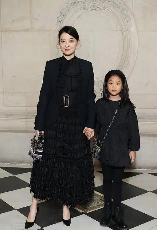 梅婷携女儿亮相巴黎她穿一身黑装老气横秋女儿国际脸太高级