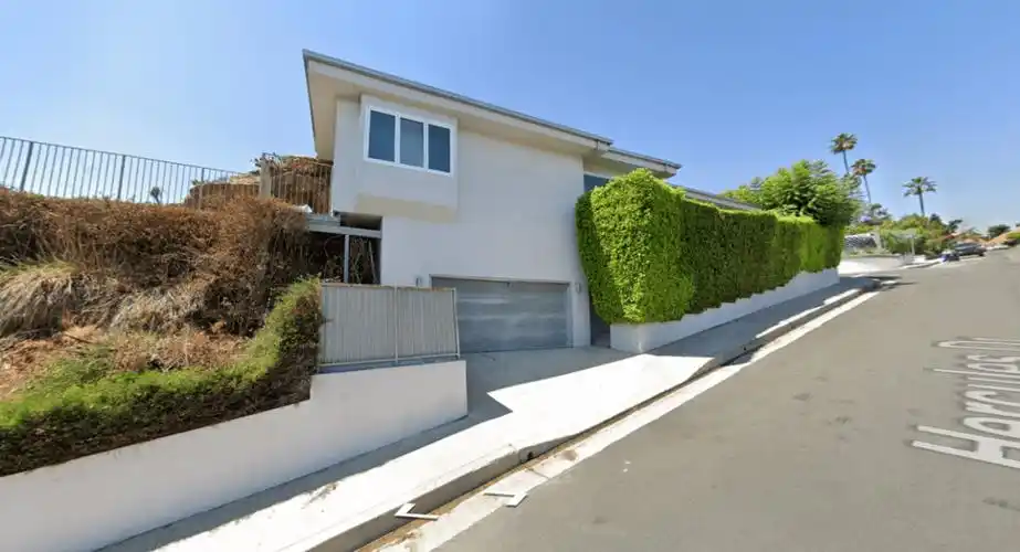 冯小刚夫妇定居美国了!徐帆穿拖鞋豪宅门口送客,豪车停在一边