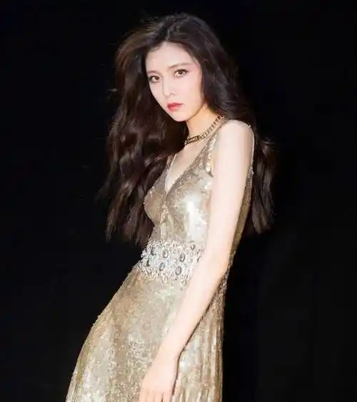 不愧是张一山的最美前女友,身穿时尚裙秀身材,分手简直是血亏_宋妍霏