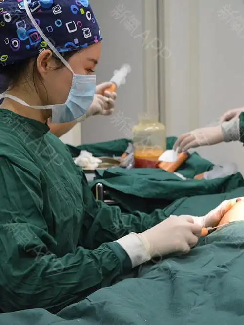 胸部下垂比较严重,看起来灰常的难看,就像老_圈子-新氧美容整形