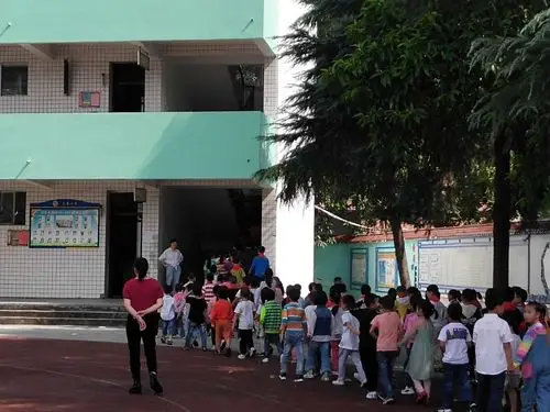 讲规矩 保安全——三角小学开学第一天工作纪实