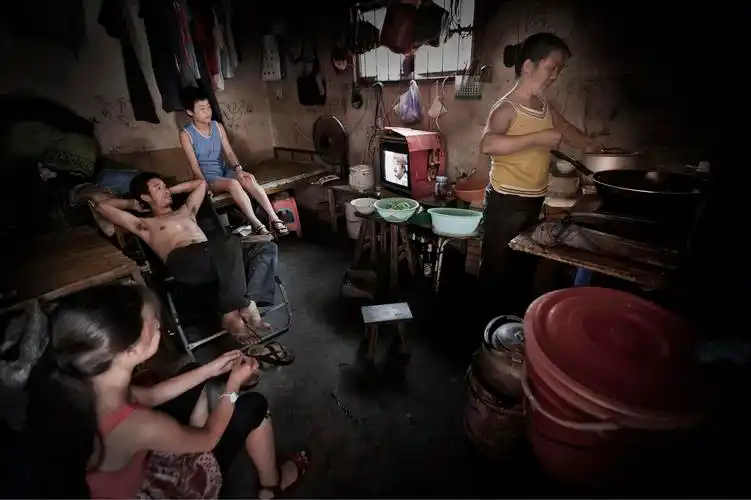 贵州来的民工一家5个人挤在一间小房里等待女主人的中饭