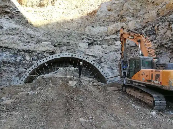 宅清沟隧道出口管棚送管完成