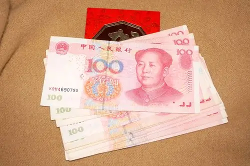 老板昨天就回家过年了,给大家一人一个1000块红包,就去搭飞机了,惨