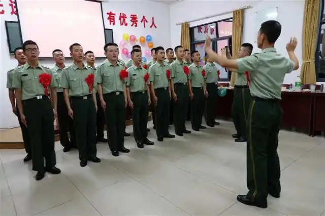 退伍老兵卸下肩章,帽徽,领花等标志服饰,面向武警部队徽重温军人誓词