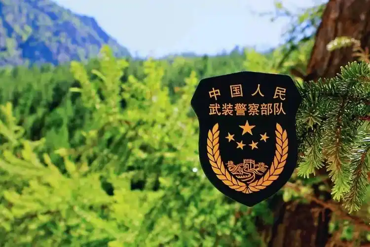 嘉兴新闻 图说嘉兴 > 正文  当武警标识遇到了新疆库尔木图河畔的美景