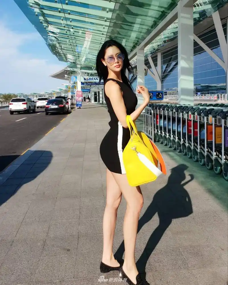 韩国健身女神克拉拉西班牙旅行 秀窈窕曲线