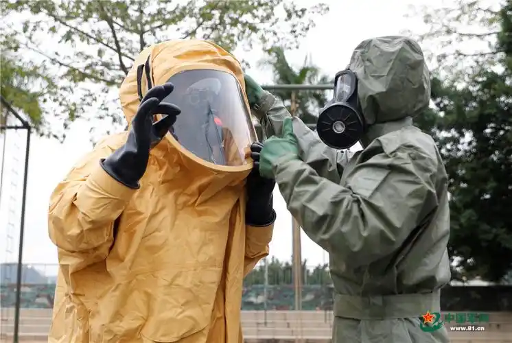 协作穿戴防护服.