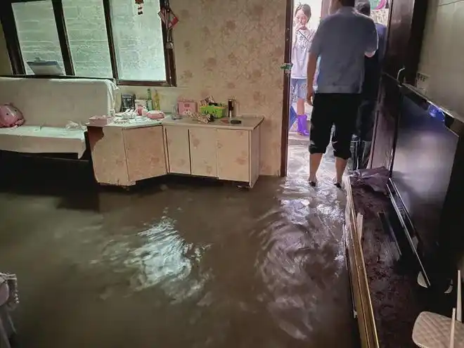 遵义仁怀大坝一农户房屋被水淹两小孩被困楼上