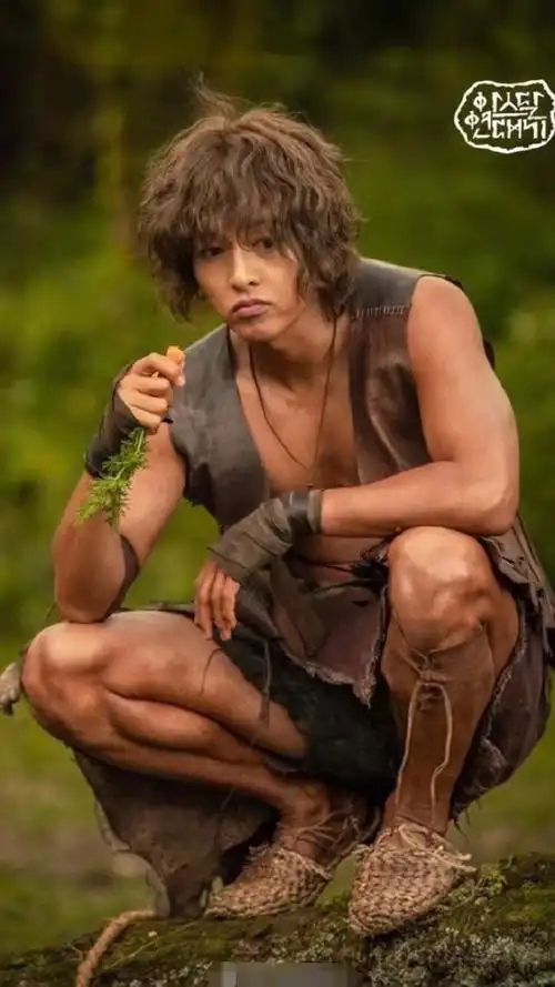 宋仲基穿宋慧乔衣服开工