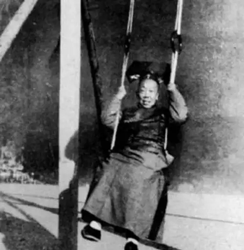 晚清老照片,真实的晚清宫女:图四显得很无奈,荡秋千的老宫女!