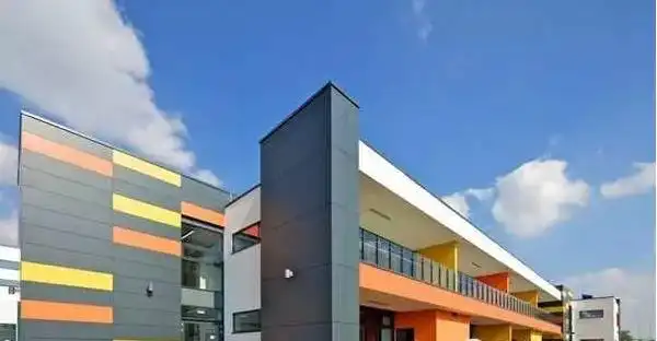 中小学校教学楼建筑外墙色彩只能是单调的白,红,灰三色吗?