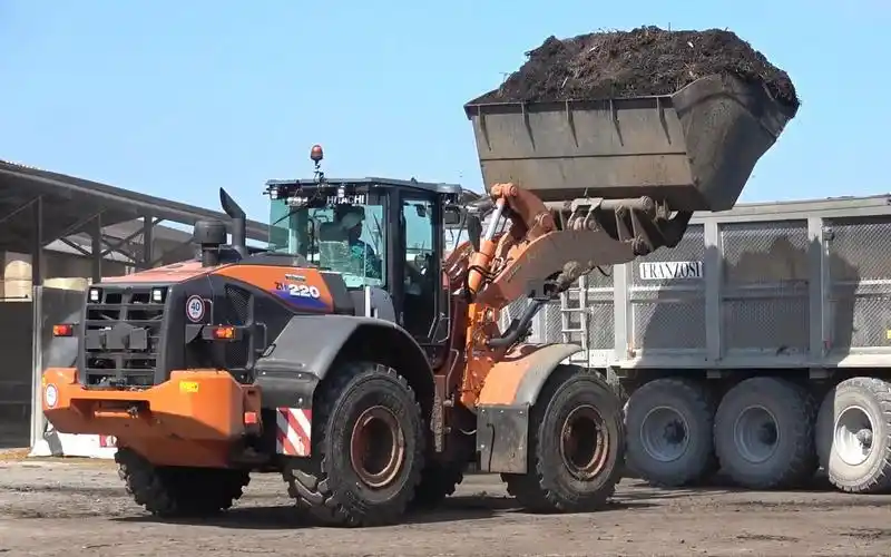 日立zw220装载机装车,芬特拖拉机施肥