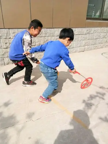 新华中心幼儿园〔大二班传统游戏――滚铁环