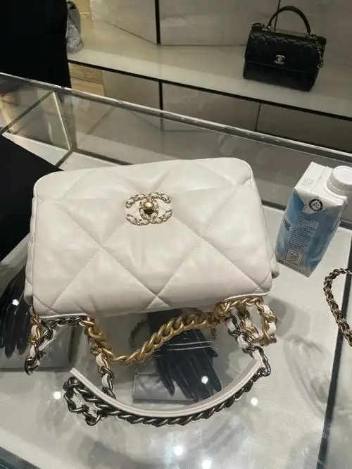 chanel香奈儿19手袋纯白色小号