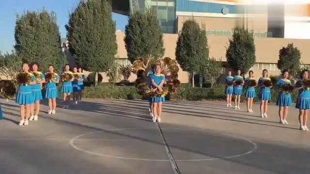 你见过大型啦啦 队健身操排练吗?20人变队形演示,太厉害了