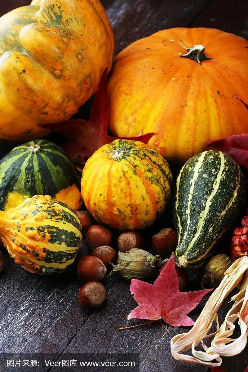 各种各样的南瓜在一个木制的背景.秋天的收获