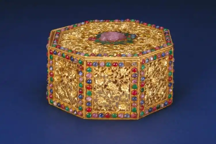 故宫国宝金錾花卉纹嵌宝石盒小小的盒子竟用宝石318粒