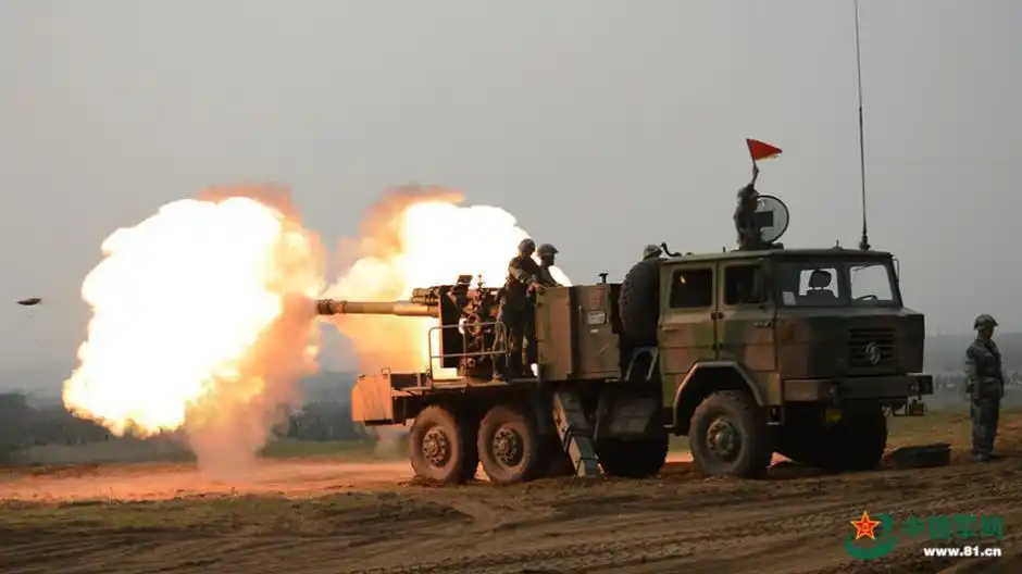 北京军区新型卡车炮群