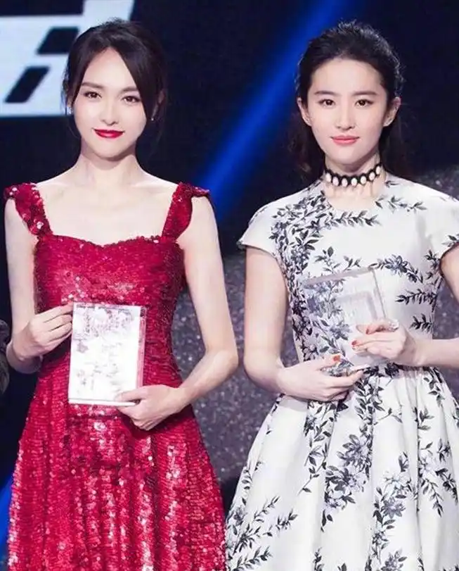 刘亦菲唐嫣同框,你们觉得谁赢了?请说明原因!