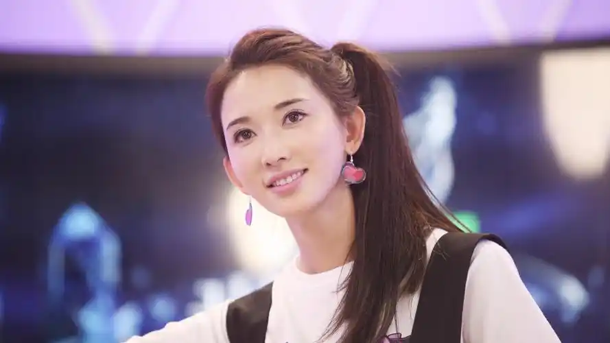 林志玲飘逸白色裙子桌面壁纸