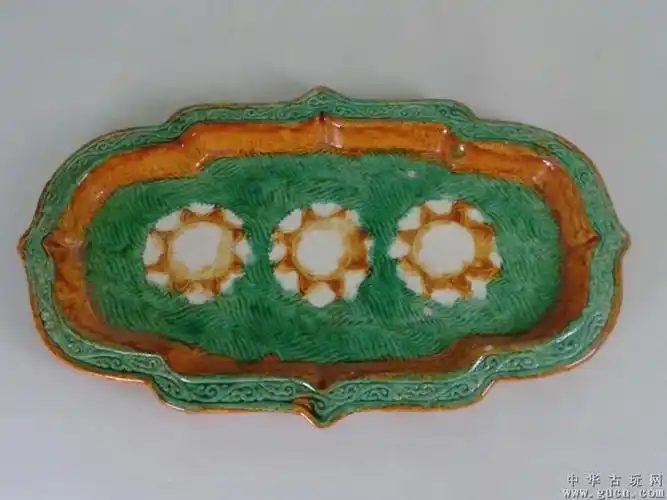 辽三彩印花海棠盘