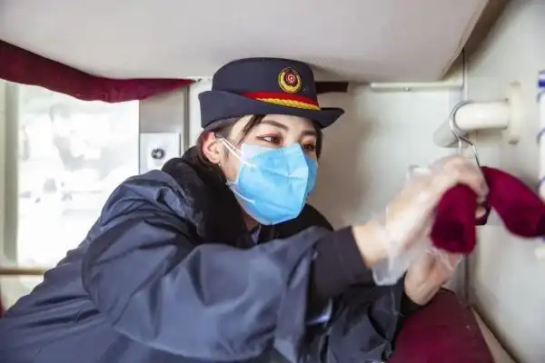 戴口罩的乘务员小姐姐,你笑起来真好看!