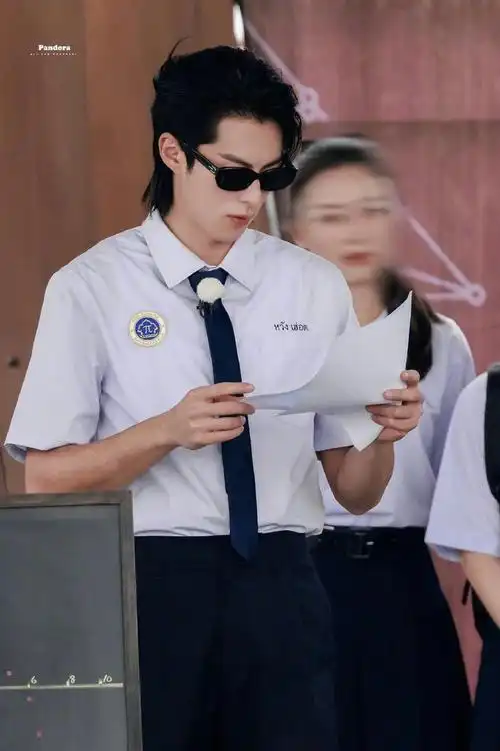 王鹤棣狼尾发型好帅他真的是什么造型都能完美驾驭