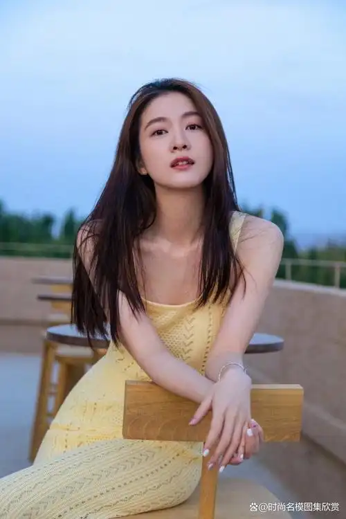 张雪迎转身回眸笑起来好温柔你是我用来描述青春的关键词