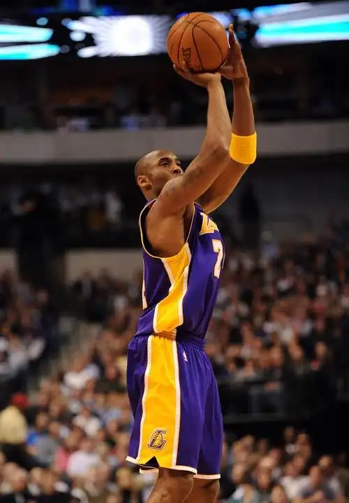 组图:科比带伤上场秀跳投 逢诺天王一笑泯恩仇