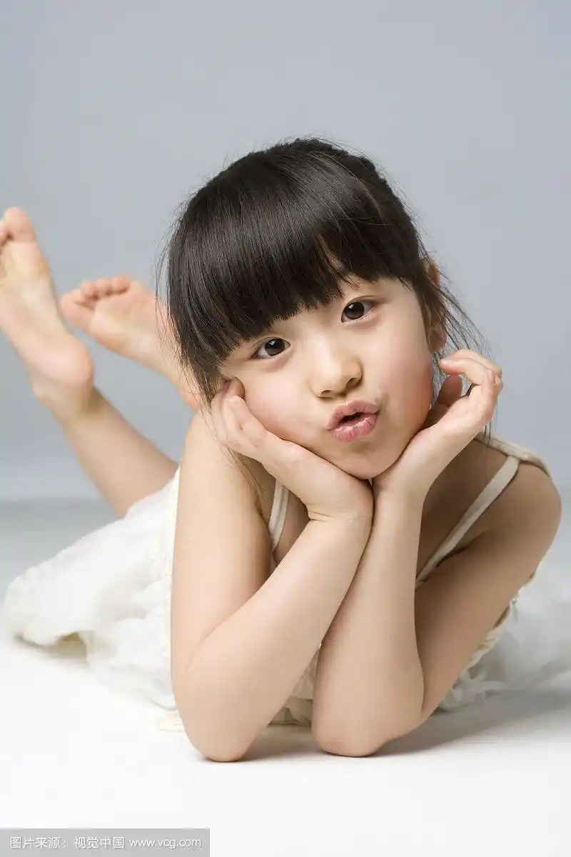 小女孩嘟嘴
