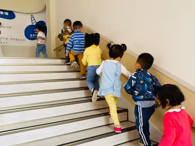 能干的小五班的小朋友们学会自己上下楼梯哟