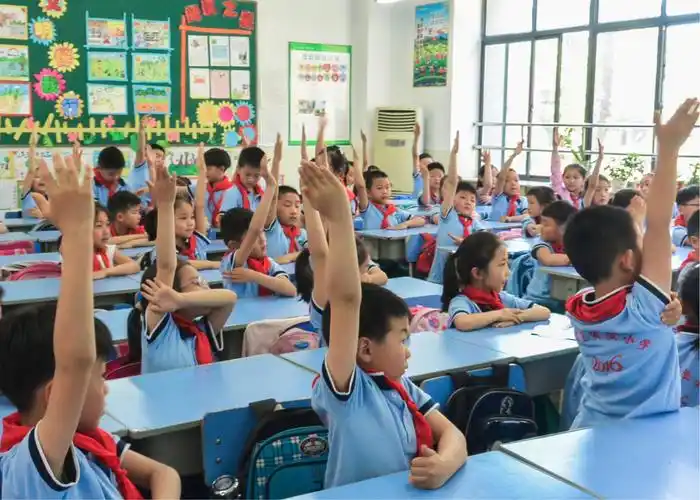 同学们踊跃回答问题