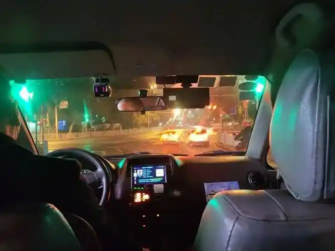 是早早地就等候在了路旁等待着早起赶时间的人出租车排成排地停在路边