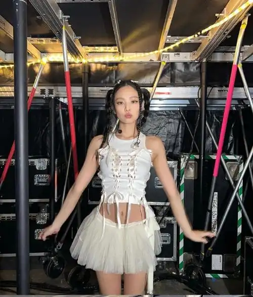 jennie个人单曲音源上线#jennie   you & me >巡演舞台造型合集 掀起